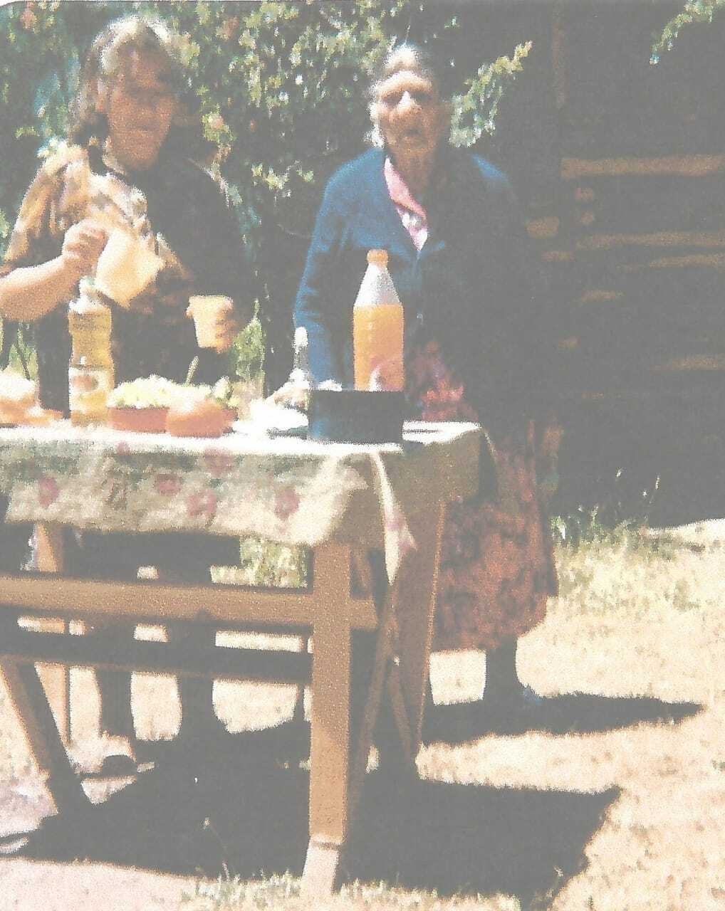A la derecha Juana Muñoz y su hija Maria Ines muñoz de Aguila