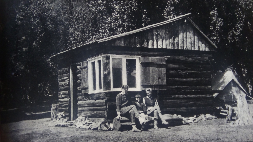 Carolina con sus hijos Germán y Gerardo en su cabaña