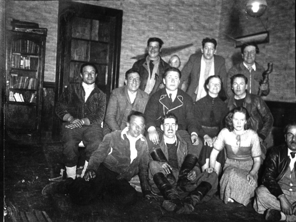 Interior de la Hostería, al centro el Guardaparque Raúl Sosa, Florence Holmes de Gough, Doreen Gough y amigos